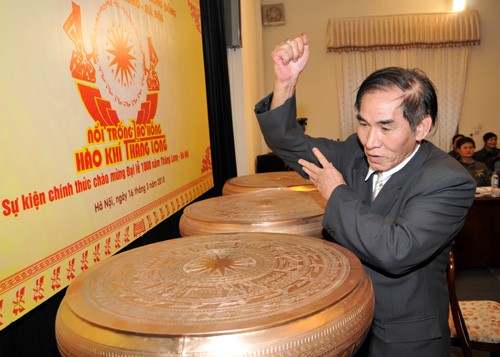 A representative of the Thang Long-Hanoi Organizing Board tests out one of the completed drums in Hanoi on March 16. (Photo:VOV)